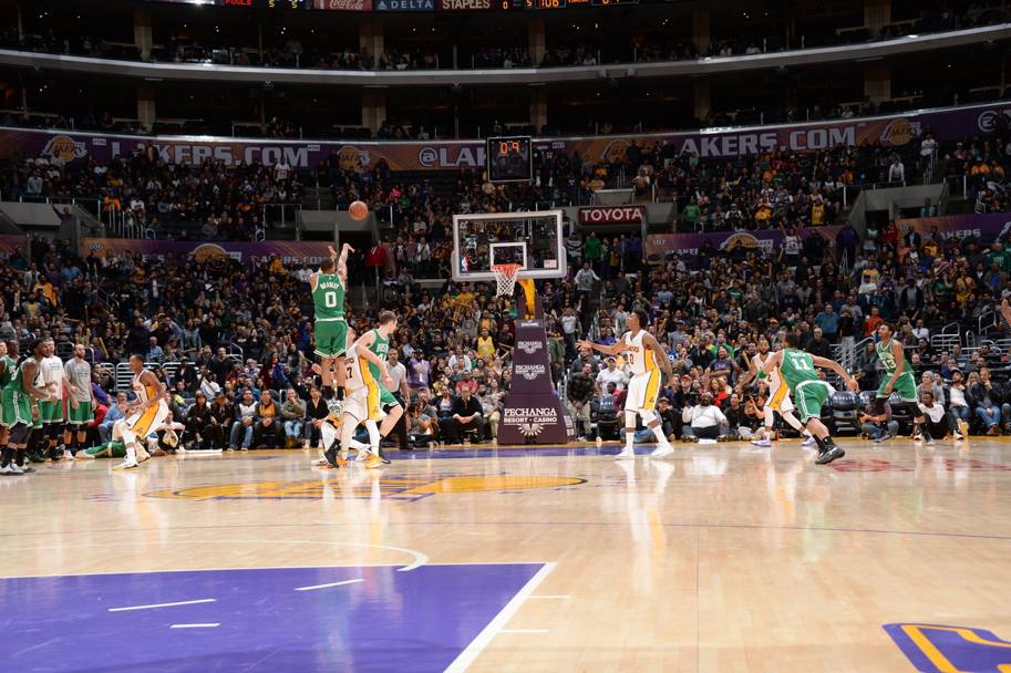Le pi belle magie del 22 febbraio NBA. Cominciamo da Lakers-Boston e dalla tripla disperata di Avery Bradley che manda tutti al supplementare. (Fotogallery Nba/Getty Images)
